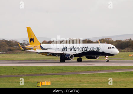 Monarch Airbus A320 des Rollens auf Manchester Landebahnen. Stockfoto