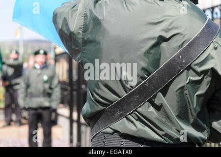 Männer gekleidet in Pseudo-paramilitärische Uniformen an den 30. Jahrestag Parade an den irischen Hungerstreikenden 1981 zu erinnern. Stockfoto