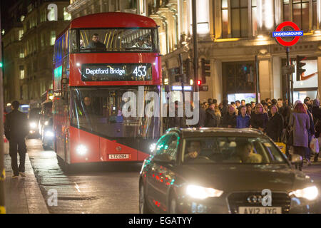 Rush Hour auf Regent Street, London, England an einem feuchten Winterabend Stockfoto