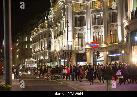 Pendler und Touristen am Eingang zum Oxford Circus U-Bahn Station, die London an einem kalten Wintertag während der Rush Hour am Abend. Stockfoto