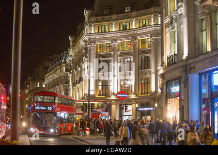 Rush Hour auf Regent Street, London, England an einem feuchten Winterabend Stockfoto