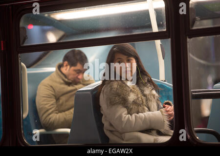 Passagiere auf einem Londoner Bus auf Regent Street, London, England an einem feuchten Winterabend Stockfoto