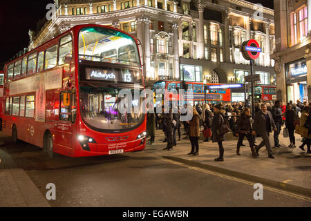 Rush Hour auf Regent Street, London, England an einem feuchten Winterabend Stockfoto