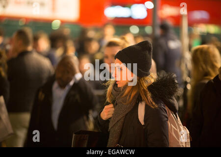 Rush Hour auf Regent Street, London, England an einem feuchten Winterabend Stockfoto