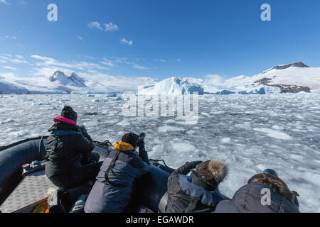 Tierkreis mit Fotografen fotografieren Gletscher und Eisberge, Cierva Bucht, Antarktis Stockfoto