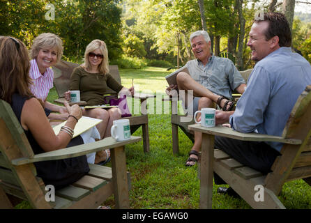 Gruppe von Geschäftsleuten treffen außerhalb am corporate retreat Stockfoto