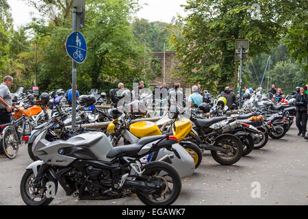 Motorrad-Hot-Spot, Treffpunkt für Biker, am Fluss Ruhr "Haus Scheppen", Essen, Deutschland Stockfoto