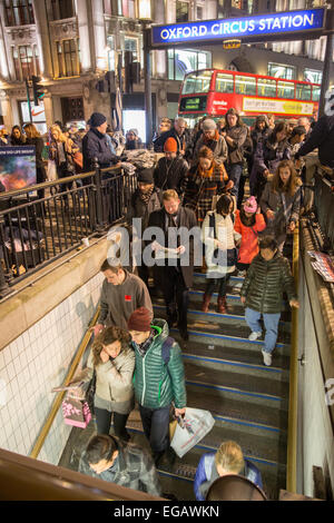 Der Evening Standard wird als Pendler in die decend verteilt U-Bahn an der Haltestelle Oxford Street Stockfoto