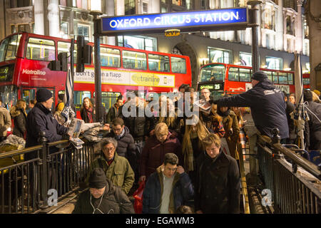 Der Evening Standard wird als Pendler in die decend verteilt U-Bahn an der Haltestelle Oxford Street Stockfoto