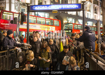 Der Evening Standard wird als Pendler in die decend verteilt U-Bahn an der Haltestelle Oxford Street Stockfoto