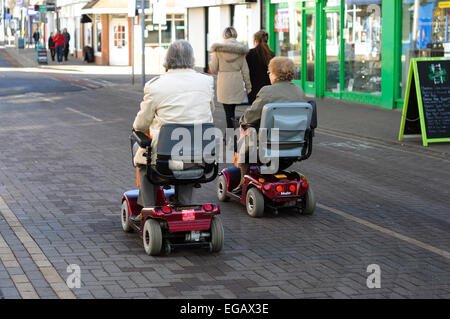 Behinderung-Scooter High Street England. Stockfoto