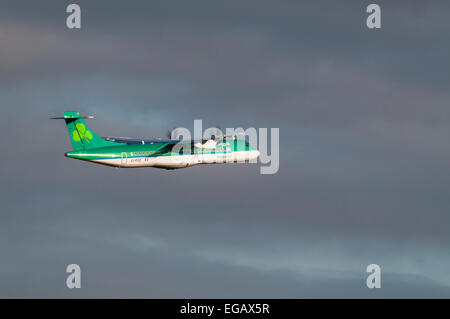 Seitenansicht von einem Aer Lingus Regional ATR 42 Flugzeug abheben Stockfoto