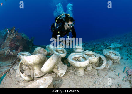 Taucher an der Heizung auf die Schiffswracks im Ras Mohammed National Park, Sharm el-Sheikh, Rotes Meer, Ägypten, Afrika Stockfoto