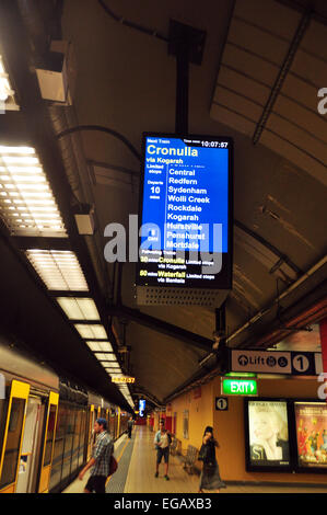 Menschen Sie innerhalb U-Bahn in Sydney am 1. Januar 2015 in New South Wales, Australien. Stockfoto