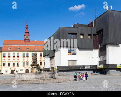 Kommunistischen Ära Gebäude und Rathaus, Masarykovo Namesti Stadtplatz, Jihlava, Tschechische Republik Stockfoto