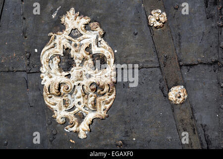 Metall Detail an bekleideten Tür, St. Ignatius von Loyola Kirche in Masaryk-Platz, Jihlava, Tschechische Republik Stockfoto