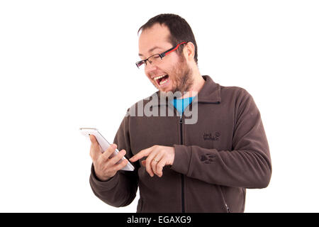 lässig gekleidet Jüngling SMS auf seinem Handy Stockfoto