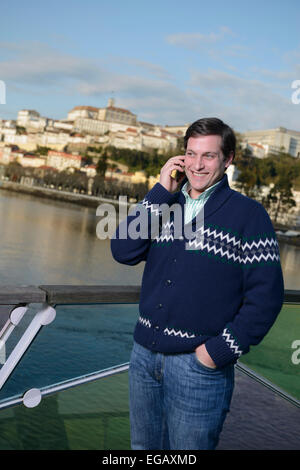 Junger Mann am Telefon sprechen Stockfoto