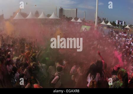 Batam, Riau-Inseln, Indonesien. 21. Februar 2015. BATAM, Indonesien - Februar 21: Hunderte von Menschen feiern "Holi Fest", das Fest der Farben, am 21. Februar 2015 in Batam, Indonesia.The Feier wurde zum ersten Mal in Batam durch die wunderbare Kepri Oragniastion organisiert. Bildnachweis: Sijori Bilder/ZUMA Draht/Alamy Live-Nachrichten Stockfoto