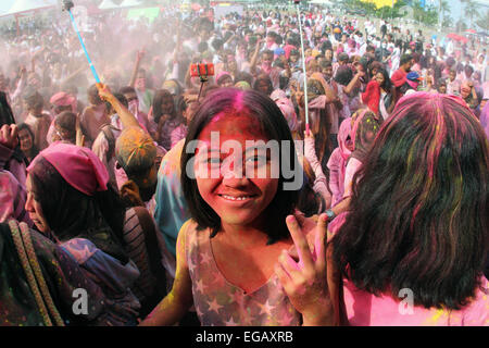 Batam, Riau-Inseln, Indonesien. 21. Februar 2015. BATAM, Indonesien - Februar 21: Hunderte von Menschen feiern "Holi Fest", das Fest der Farben, am 21. Februar 2015 in Batam, Indonesia.The Feier wurde zum ersten Mal in Batam durch die wunderbare Kepri Oragniastion organisiert. Bildnachweis: Sijori Bilder/ZUMA Draht/Alamy Live-Nachrichten Stockfoto