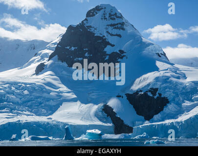 Eisberge und Berg, Cierva Bucht, Antarktis Stockfoto