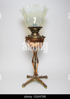 W.A.S. Benson Kunsthandwerk Tischlampe, um 1900 Stockfoto