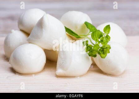 Mozzarella-Käse auf einem Holztisch Stockfoto