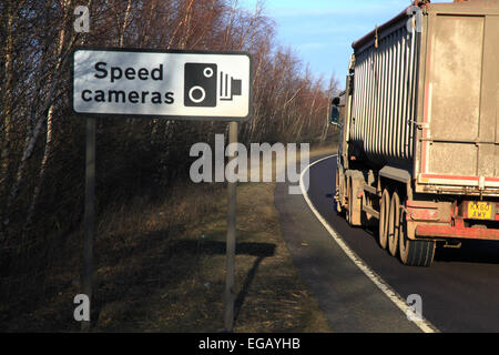 Blitzerwarnung, Warnschild, Aktion, Gatso, Bus Lane Kameras, Rotlichtkameras, Gelbe Anschlussdose, Durchschnittsgeschwindigkeit, Truvelo, Gatso, Intelligente Autobahnen. Stockfoto