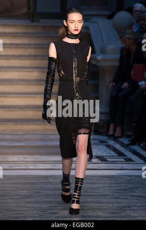 Das fremde und Commonwealth-Amt, London UK. 21. Februar 2015. Julien Macdonald präsentiert seine Herbst / Winter 2015 Sammlung seiner Catwalk show Credit: Chris Yates/Alamy Live News Stockfoto