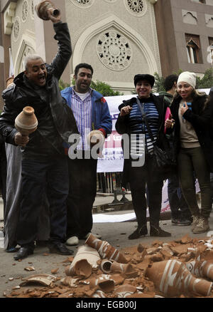 Kairo, Ägypten. 21. Februar 2015. Ägypter beteiligen sich während einer Protestaktion vor der katarischen Botschaft während einer Demonstration in Kairo, Ägypten, 21. Februar 2015. Mehrere Menschen protestierten vor Katar Botschaft nach Katar ein paar Tage zuvor von anderen arabischen Golf-Monarchien sichern erhielt, nachdem es seinen Botschafter aus Ägypten, ein Zeichen für wechselnde diplomatische Allianzen in der arabischen Welt gezogen. Katars Nachrichtenagentur verkündet dann, dass das Land seinen Botschafter nach Ägypten zieht. Ägypten hat kein Botschafter in Katar. Katar hatte die ägyptische Muslimbruderschaft Regierung unterstützt, der im Jahr 2013 durch gestürzt wurde Stockfoto