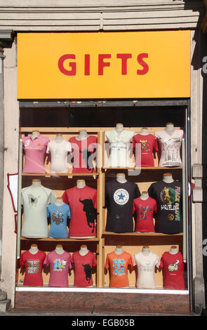 T-Shirts zum Verkauf im Fenster der Geschenk-Shop in Barcelona, Katalonien, Spanien Stockfoto