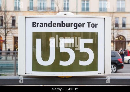 [Nur zur redaktionellen Verwendung] Unterirdische Zeichen für die U55 U-Bahn-Linie am Bahnhof Brandenburger Tor in Berlin, Deutschland Stockfoto