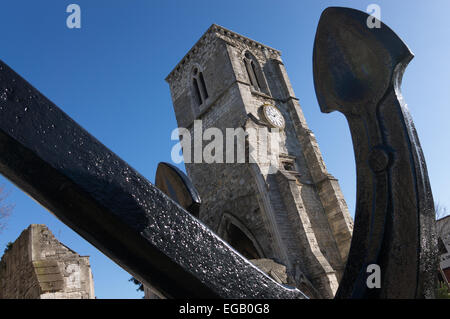 In Southampton, ein Anker aus der QE2 ist auf dem Bürgersteig gegenüber Holyrood Kirche, selbst ein Denkmal für Seeleute der Handelsmarine. Stockfoto