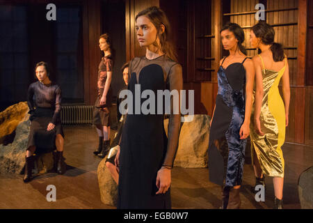 London, UK. 21. Februar 2015. Präsentation von koreanischen Mode-Designer Rejina Pyo während der London Fashion Week. Foto: CatwalkFashion/Alamy Live-Nachrichten Stockfoto