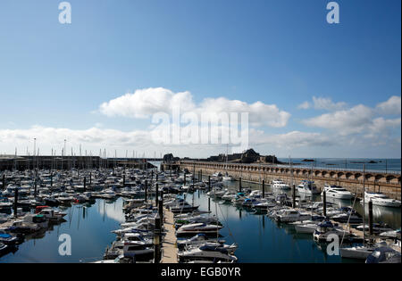 Yachten und Motorboote sind in der Marina in St. Helier, Jersey UK festgemacht. Stockfoto