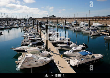 Yachten und Motorboote sind in der Marina in St. Helier, Jersey UK festgemacht. Stockfoto