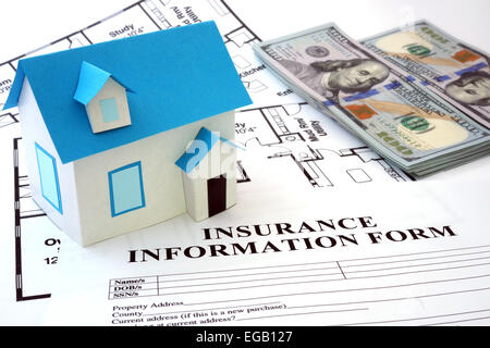 Haus Versicherungsformular mit Musterhaus Stockfoto