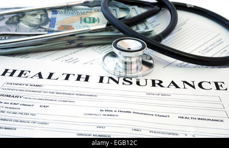 Krankenversicherung-Form mit Noten- und Stethoskop Stockfoto