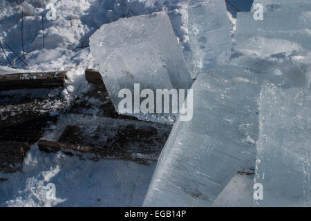 Eisblöcke wurden um Handsäge in einem kleinen Teich gekürzt. Stockfoto