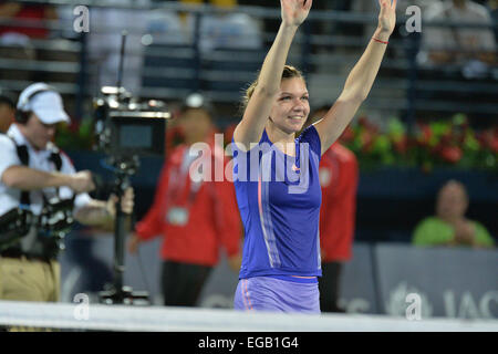 Dubai, Vereinigte Arabische Emirate. 21. Februar 2015. Simona Halep Rumäniens feiert nach dem Sieg der Dubai Duty Free WTA Tennis Championships. Top gesetzte Halep ihre tschechische Gegnerin Karolina Pliskova in zwei Sätzen besiegte 6-4, 7-6 (4) um ihren ersten Sieg in Dubai Guthaben zu sichern: Feroz Khan/Alamy Live News Stockfoto