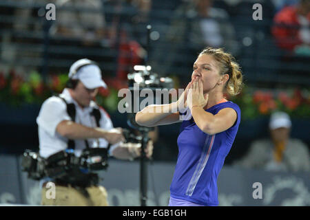 Dubai, Vereinigte Arabische Emirate. 21. Februar 2015. Simona Halep Rumäniens feiert nach dem Sieg der Dubai Duty Free WTA Tennis Championships. Top gesetzte Halep ihre tschechische Gegnerin Karolina Pliskova in zwei Sätzen besiegte 6-4, 7-6 (4) um ihren ersten Sieg in Dubai Guthaben zu sichern: Feroz Khan/Alamy Live News Stockfoto