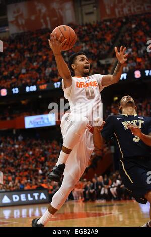 Syracuse, NY, USA. 21. Februar 2015. 21. Februar 2015: Syrakus clickt Michael Gbinije #0 Antriebe für den Korb in der ersten Hälfte des Spiels. Die Pittsburgh Panthers bei Syracuse Orange im Carrier Dome in Syracuse, NY. © Csm/Alamy Live-Nachrichten Stockfoto