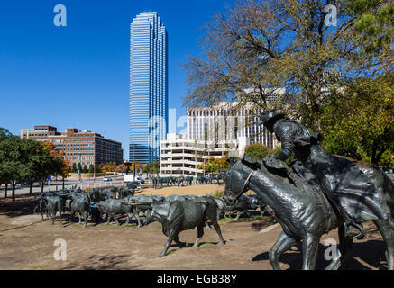 Cattle Drive Skulpturen mit Skyline der Innenstadt hinter Pioneer Plaza, Dallas, Texas, USA Stockfoto