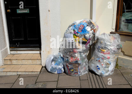 Recycling-Materialien für die Sammlung in Kunststoff Müllsäcke außerhalb eines Hauses in Aberystwyth, Wales. Stockfoto