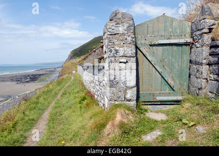 Ceredigion Küstenpfad am Wallog zwischen Clarach und Borth an der Cardigan Bay verläuft die Steinmauern der Wallog House. Stockfoto