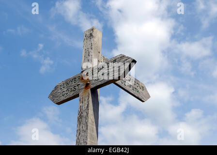 Ein Holzschild auf dem Ceredigion Küstenpfad in England und Wales Stockfoto
