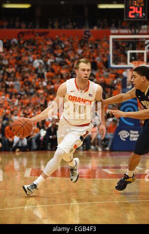 Syracuse, NY, USA. 21. Februar 2015. 21. Februar 2015: Syrakus Wache Trevor Cooney #10 in der ersten Hälfte des Spiels als Pittsburgh Panthers besiegten die Syracuse Orange 65-61 im Carrier Dome in Syracuse, NY. © Csm/Alamy Live-Nachrichten Stockfoto