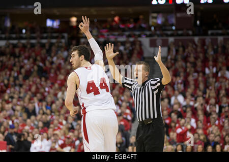 21. Februar 2015: Wisconsin Badgers forward Frank Kaminsky #44 zurück Gericht rinnt nach der Kollision mit einem 3pt beschossen während der NCAA Basketball-Spiel zwischen dem Wisconsin Badgers und Minnesota Golden Gophers Kohl Center in Madison, Wisconsin. Wisconsin besiegte Minnesota 63-53. John Fisher/CSM Stockfoto