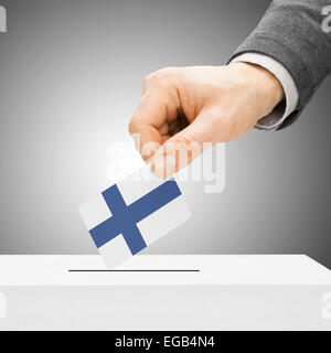 Abstimmung der Konzept - männliche einfügen Flag in Wahlurne - Finnland Stockfoto