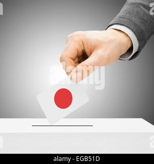 Abstimmung der Konzept - männliche einfügen Flag in Wahlurne - Japan Stockfoto